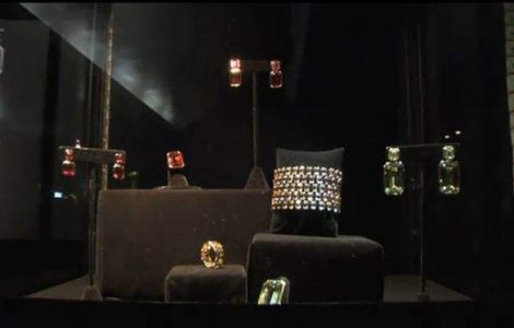  Video  Trage cu ochiul la colectia de bijuterii a Angelinei Jolie