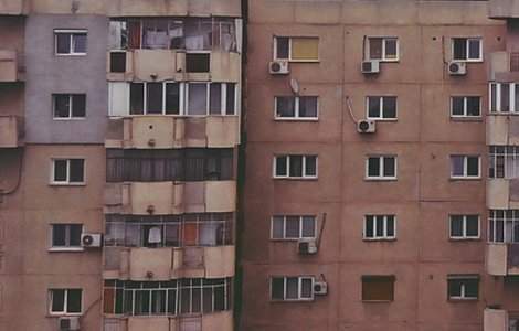 O femeie a cazut de la etaj in timp ce strangea hainele de la uscat