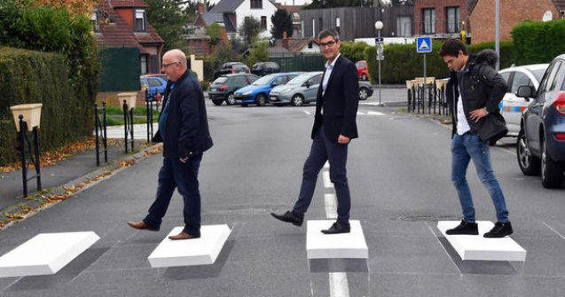 Trecere de pietoni 3D: solutie inedita pentru ca soferii sa incetineasca si sa acorde prioritate