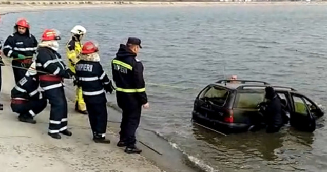 O masina a fost descoperita in Lacul Morii