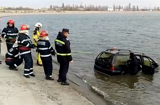 O masina a fost descoperita in Lacul Morii