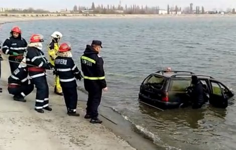 O masina a fost descoperita in Lacul Morii