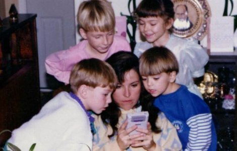  Top  7 imagini memorabile care arata ca mamele ar face orice pentru fericirea copiiilor lor