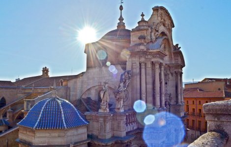 Un roman s-a urcat pe o catedrala din Spania si a amenintat ca se arunca in gol