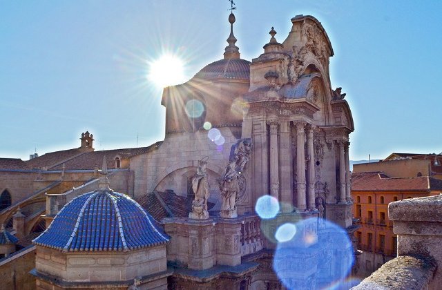 Un roman s-a urcat pe o catedrala din Spania si a amenintat ca se arunca in gol