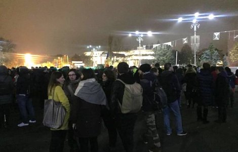 Manifestatia din Piata Victoriei a fost reluata. Mai multi protestatari au aruncat suluri de hartie igienica spre Guvern