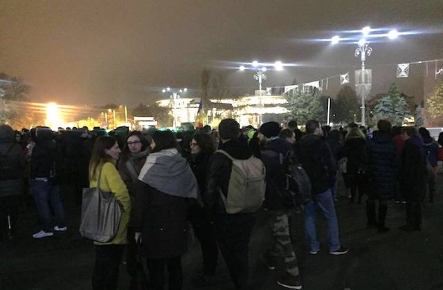 Manifestatia din Piata Victoriei a fost reluata. Mai multi protestatari au aruncat suluri de hartie igienica spre Guvern