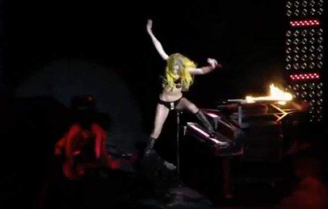  Video  Gaga a cazut pe scena