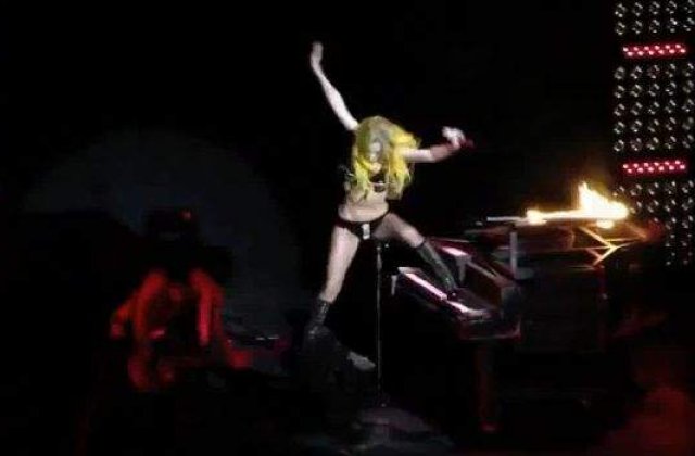 [VIDEO] Gaga a cazut pe scena