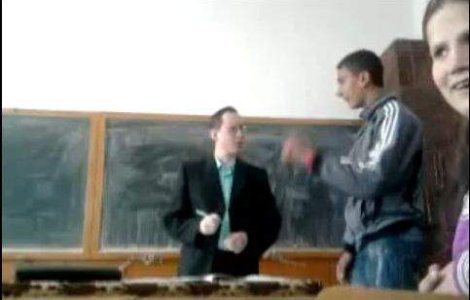  Video  Salbaticie in scoala: Un elev isi ameninta profesorul