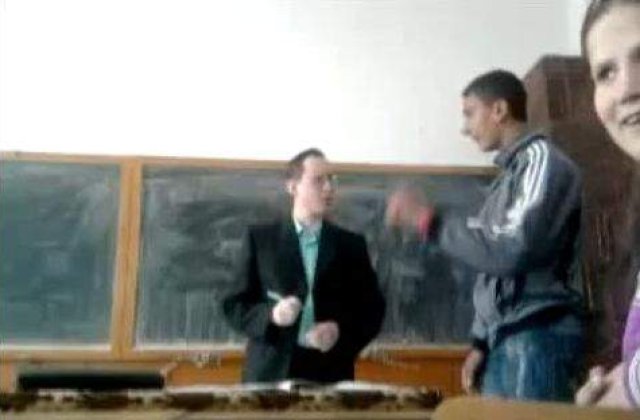 [VIDEO] Salbaticie in scoala: Un elev isi ameninta profesorul