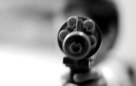 Un fost politist si-a impuscat familia