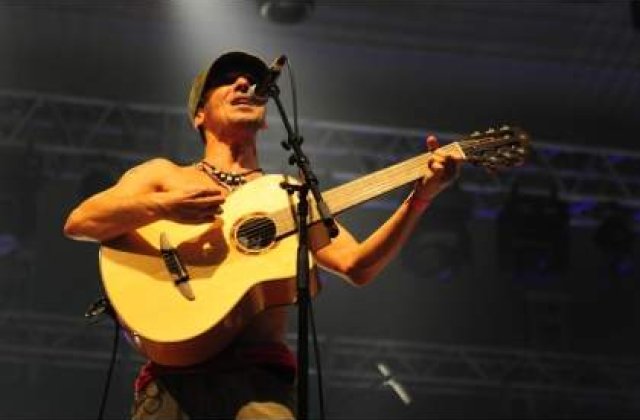 [VIDEO] Manu Chao se pregateste de concert cu sarmale si palinca