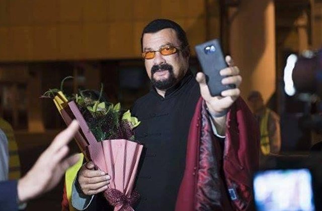 Actrita Portia de Rossi a dezvaluit ca Steven Seagal si-a desfacut pantalonii in fata ei, la o auditie privata