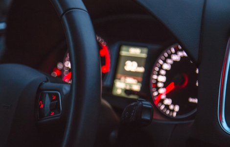 O femeie, sanctionata dupa ce si-a lasat copiii singuri in masina, iar acestia au pornit motorul