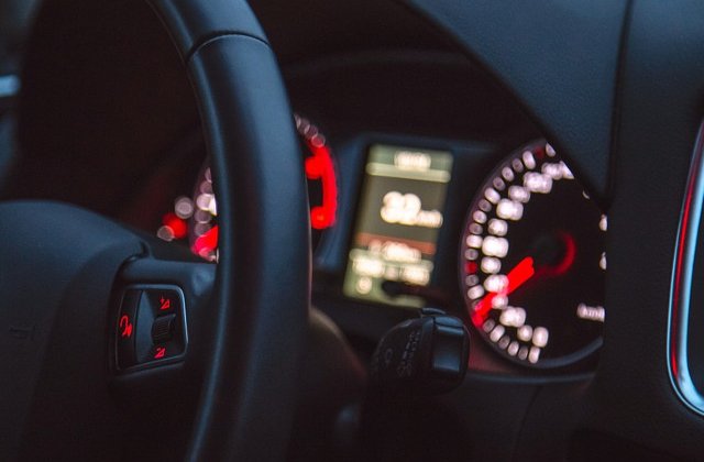 O femeie, sanctionata dupa ce si-a lasat copiii singuri in masina, iar acestia au pornit motorul