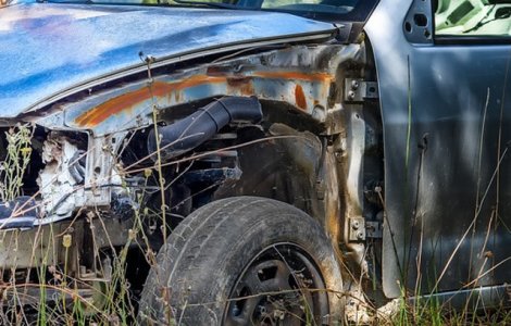 Trei persoane au murit si doua au fost ranite, dupa ce soferul unei masini a intrat intr-o depasire multipla