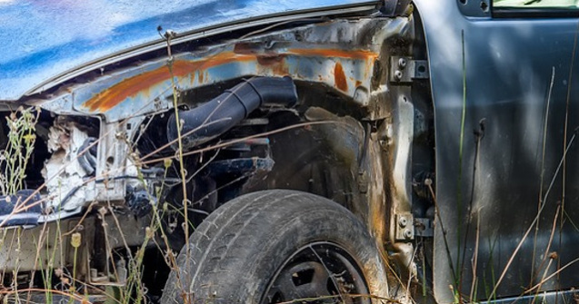 Trei persoane au murit si doua au fost ranite, dupa ce soferul unei masini a intrat intr-o depasire multipla