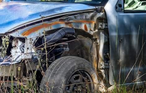 Trei persoane au murit si doua au fost ranite, dupa ce soferul unei masini a intrat intr-o depasire multipla