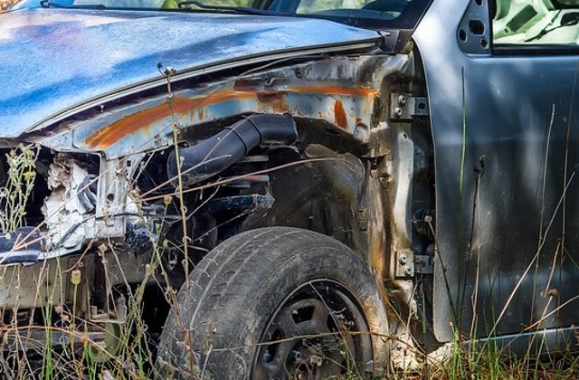Trei persoane au murit si doua au fost ranite, dupa ce soferul unei masini a intrat intr-o depasire multipla