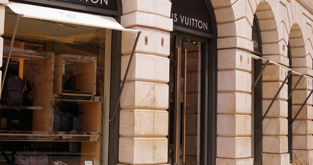 Trei baschetbalisti de la UCLA, retinuti in China dupa ce ar fi furat dintr-un magazin Louis Vuitton