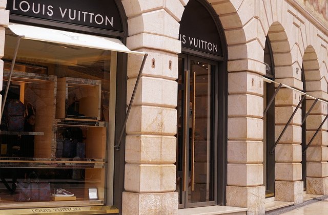 Trei baschetbalisti de la UCLA, retinuti in China dupa ce ar fi furat dintr-un magazin Louis Vuitton