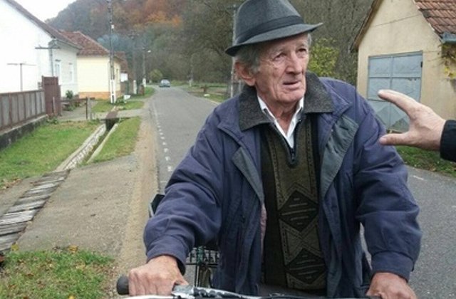 REPORTAJ: Locuitorii din Savarsin, intristati de neintelegerile aparute in familia regala, spun ca Nicolae ar trebui lasat sa-si vada bunicul