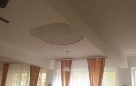 Alexandria: Trei copii au fost raniti dupa ce o bucata de tencuiala s-a desprins de pe tavanul unei sali de curs