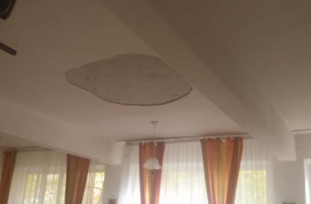Alexandria: Trei copii au fost raniti dupa ce o bucata de tencuiala s-a desprins de pe tavanul unei sali de curs