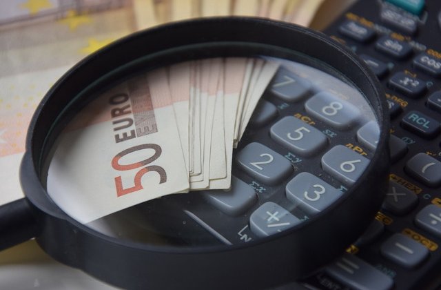 Euro a atins un nou nivel record, peste 4,65 lei