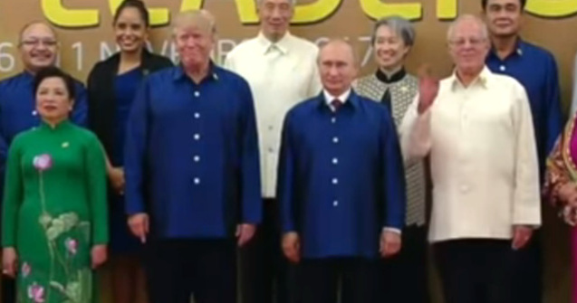 Putin si Trump au dat mana si au schimbat cateva vorbe la un summit in Vietnam / VIDEO