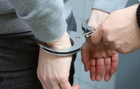 Un barbat din Sibiu suspectat ca a intretinut raporturi sexuale cu trei fete de 12-14 ani, arestat