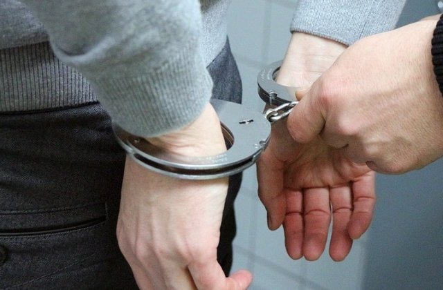 Un barbat din Sibiu suspectat ca a intretinut raporturi sexuale cu trei fete de 12-14 ani, arestat