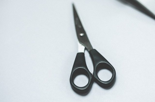 Un deputat de Prahova sustine ca doi elevi au fost tunsi de un profesor, intr-un liceu din Ploiesti