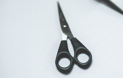 Un deputat de Prahova sustine ca doi elevi au fost tunsi de un profesor, intr-un liceu din Ploiesti