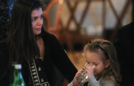 Moni isi poate lua fetita de la Izvorani...cu politia