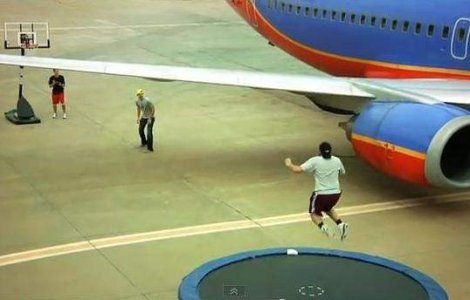  Video  Super-schema: Au dat cos peste un avion