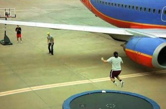 [VIDEO] Super-schema: Au dat cos peste un avion