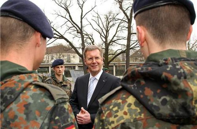 [VIDEO] Presedintele Germaniei, atacat cu oua in cursul unei vizite