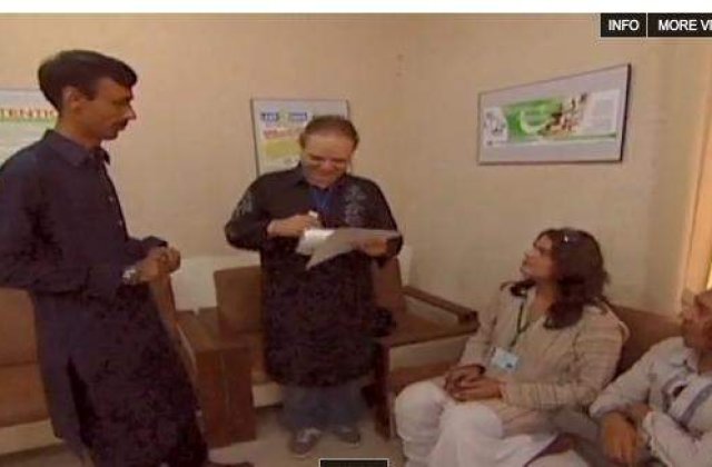 [VIDEO] Colectorii de taxe din Pakistan: Travestiti, rujati si parfumati