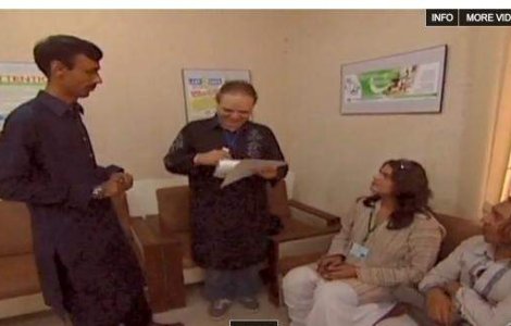  Video  Colectorii de taxe din Pakistan: Travestiti, rujati si parfumati