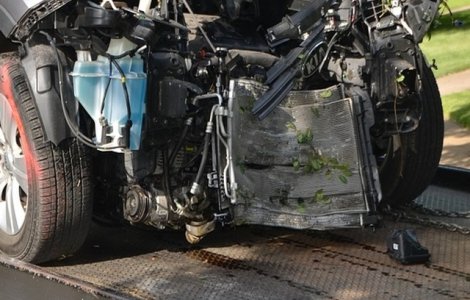 Trei persoane au murit, iar una a fost grav ranita, dupa ce doua autovehicule s-au ciocnit frontal