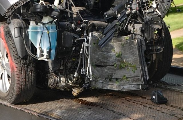 Trei persoane au murit, iar una a fost grav ranita, dupa ce doua autovehicule s-au ciocnit frontal