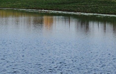 O femeie a plonjat cu autoturismul in canalul de legatura al unui lac de acumulare