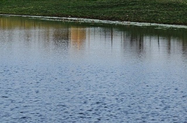 O femeie a plonjat cu autoturismul in canalul de legatura al unui lac de acumulare