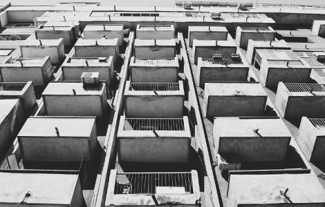 Baiatul de doi ani care a cazut de la etajul noua al unui bloc din Timisoara a murit la spital