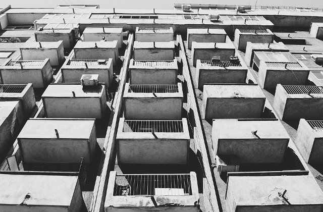 Baiatul de doi ani care a cazut de la etajul noua al unui bloc din Timisoara a murit la spital