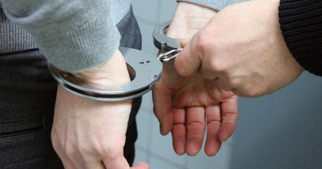 Doua minore din Vaslui acuza ca au fost sechestrate si violate de trei barbati, printre care si un politist