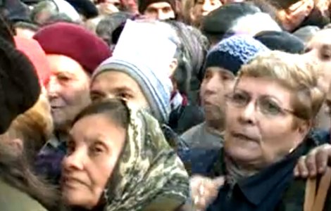  Video  Bucurestenii s-au calcat in picioare pentru stimulentul de 500 de lei oferit persoanelor cu handicap