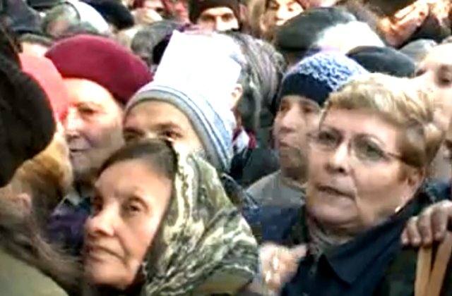 [VIDEO] Bucurestenii s-au calcat in picioare pentru stimulentul de 500 de lei oferit persoanelor cu handicap